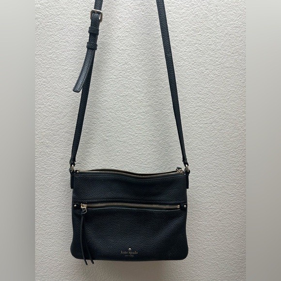 Kate Spade Black Crossbody Bag with Adjustable Strap and Sleek Design - Picture 4 of 6